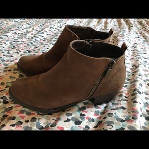 Cute Carlos by Carlos Santana ankle booties!